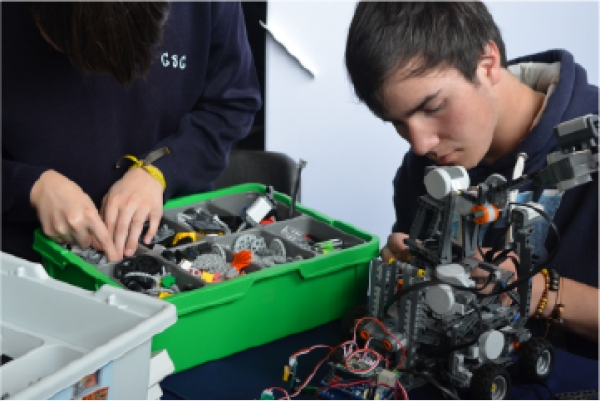 Estudiantes de ense&ntilde;anza media y b&aacute;sica arman, programan y aprenden con robots en la ULagos